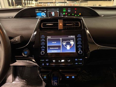 Used 2020 Toyota Prius LE image 19