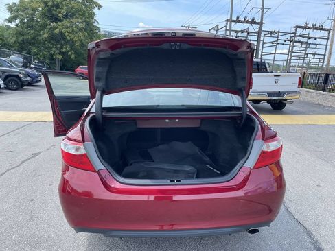 Used 2017 Toyota Camry SE w/ Moonroof Package FWD image 13