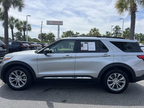 Used 2022 Ford Explorer XLT w/ Equipment Group 202A AWD/4WD image 7
