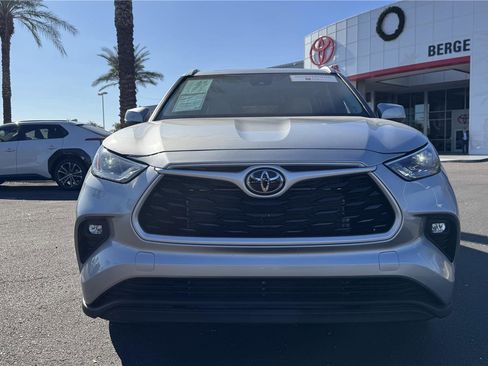 Certified 2024 Toyota Highlander XLE image 2