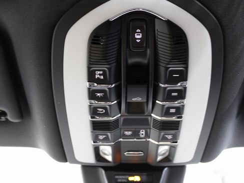 Certified 2025 Porsche Macan image 35