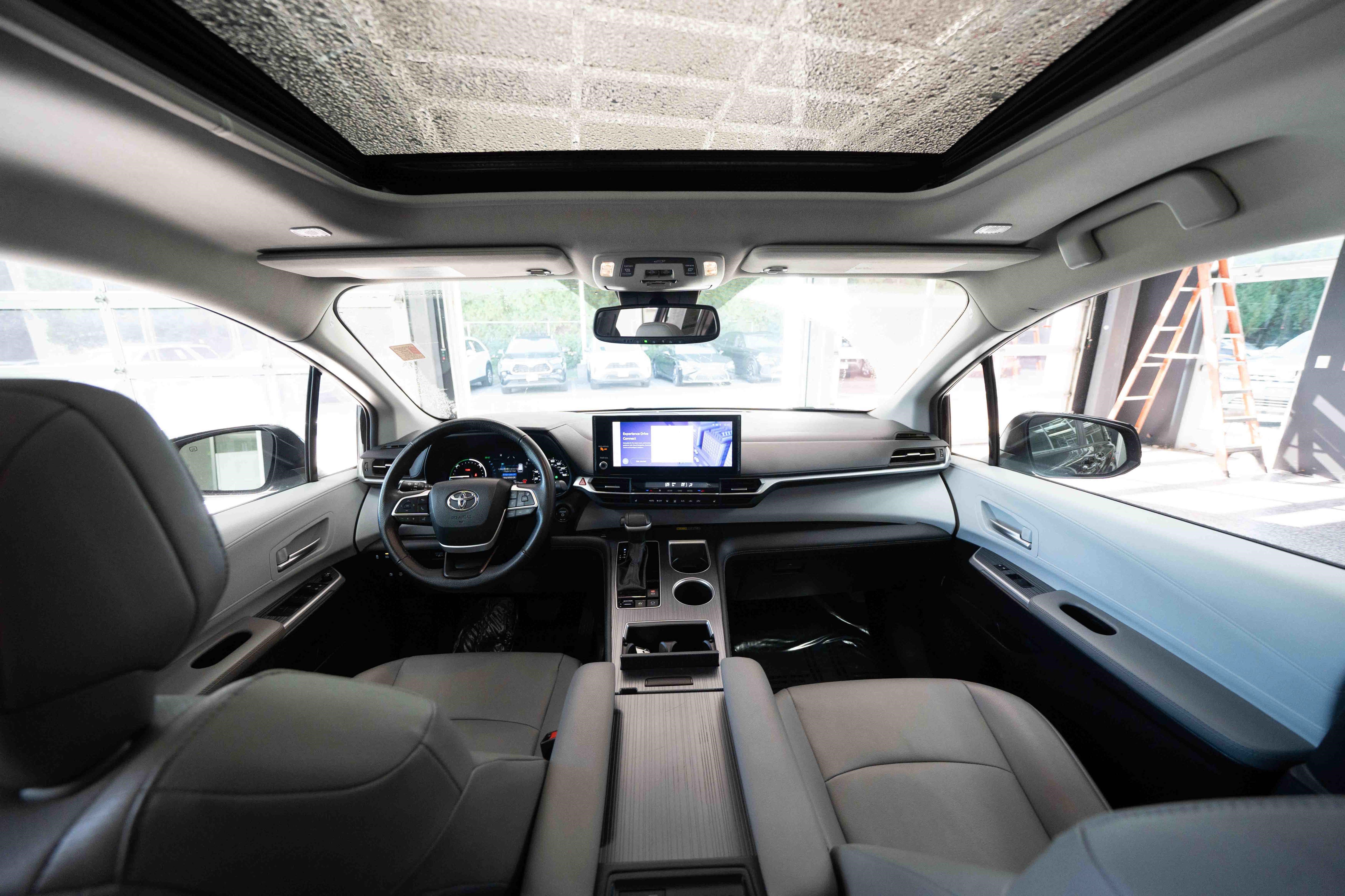 Used 2025 Toyota Sienna XLE FWD image 19