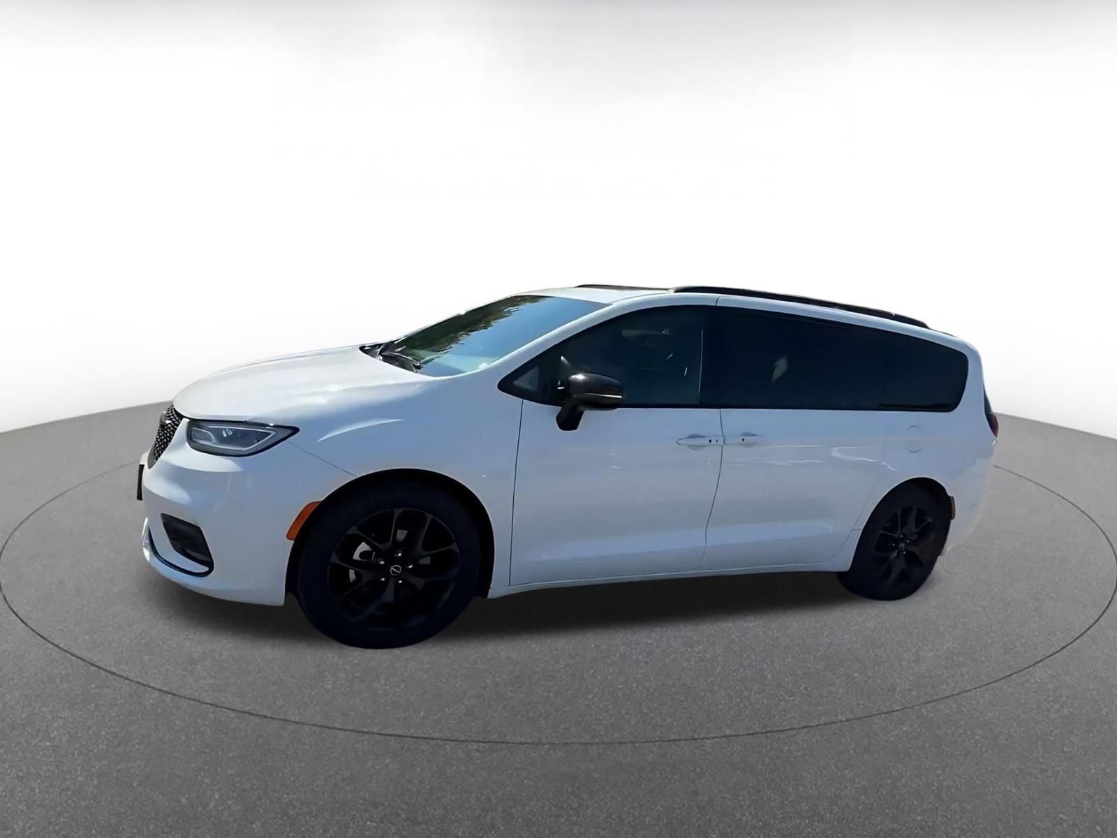 Used 2025 Chrysler Pacifica Limited FWD image 7