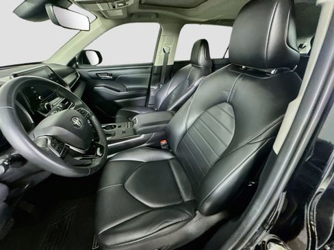 Used 2021 Toyota Highlander XLE FWD image 13