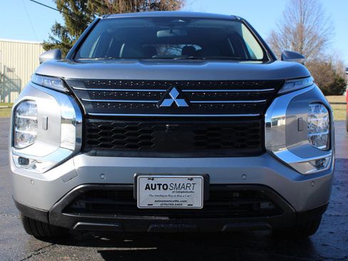Used 2024 Mitsubishi Outlander SE Black Edition image 2
