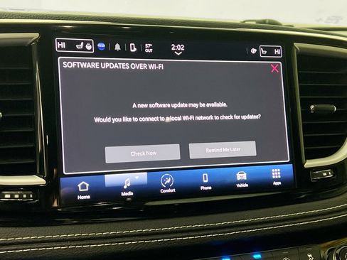 Used 2023 Chrysler Pacifica Touring-L image 28