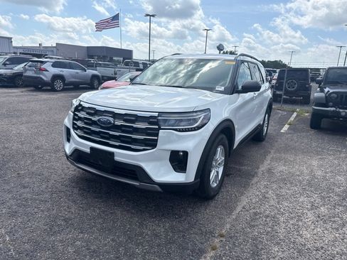 Certified 2026 Ford Explorer Active w/ Active Comfort Package RWD image 3