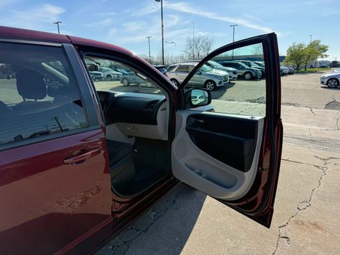 Used 2018 Dodge Grand Caravan SE w/ UConnect Hands-Free Group image 25