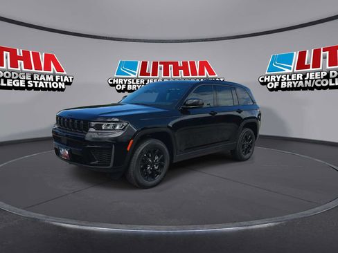 New 2026 Jeep Grand Cherokee Altitude RWD image 4