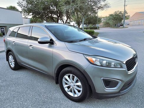 Used 2017 Kia Sorento L image 3