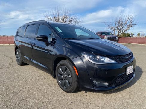 Used 2020 Chrysler Pacifica Limited w/ Advanced Safetytec Group image 3