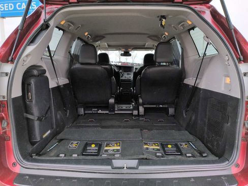 Used 2018 Toyota Sienna SE w/ Carpet Mat Package image 30