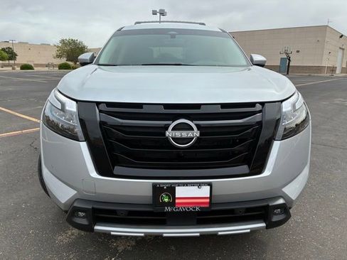 Certified 2025 Nissan Pathfinder SL w/ Black Appearance Package AWD/4WD image 9
