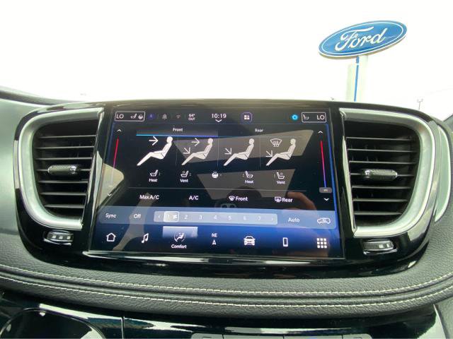 Used 2026 Chrysler Pacifica Limited FWD image 33