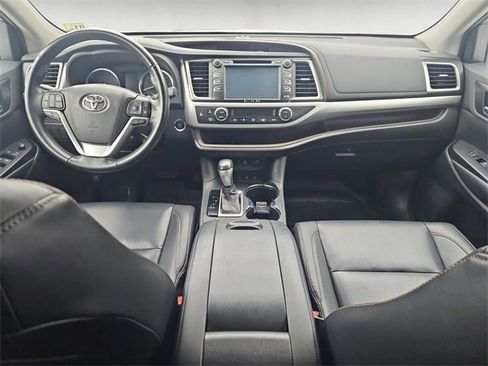 Used 2019 Toyota Highlander SE image 10