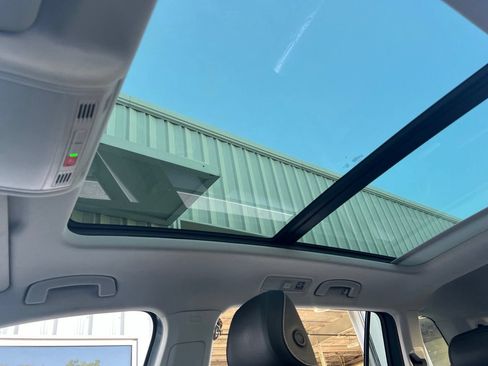 Used 2024 Volkswagen Tiguan SE w/ Panoramic Sunroof Package FWD image 20