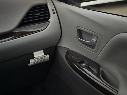 Used 2017 Toyota Sienna XLE w/ XLE Navigation Package FWD image 29