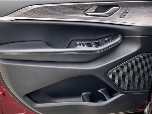 Used 2023 Jeep Grand Cherokee Limited image 20