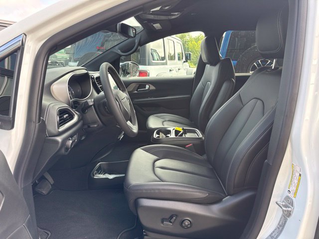 New 2027 Chrysler Pacifica Select FWD image 14