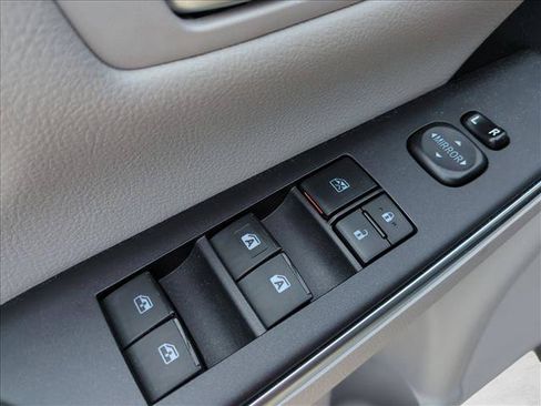 Used 2016 Toyota Camry SE w/ Moonroof Package FWD image 10