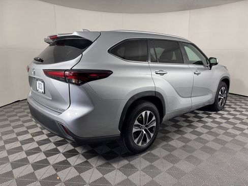 Used 2024 Toyota Highlander LE image 7