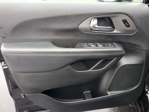 Used 2025 Chrysler Pacifica Select image 24