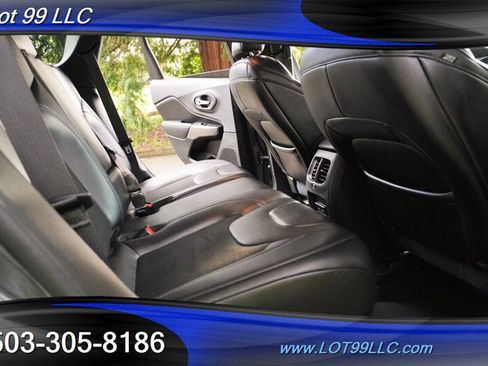 Used 2019 Jeep Cherokee Latitude Plus w/ Cold Weather Group AWD/4WD image 16