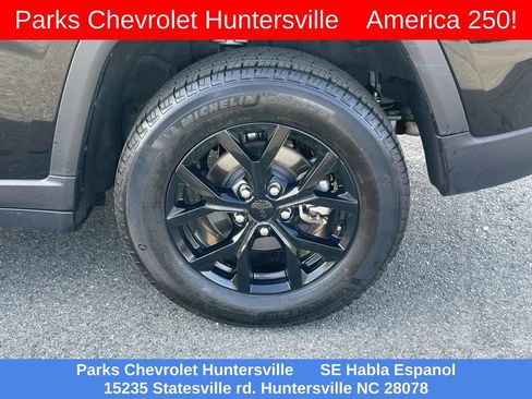 Used 2025 Jeep Grand Cherokee Altitude AWD/4WD image 11