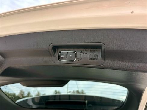 Used 2022 Ford Explorer XLT w/ Equipment Group 202A image 15