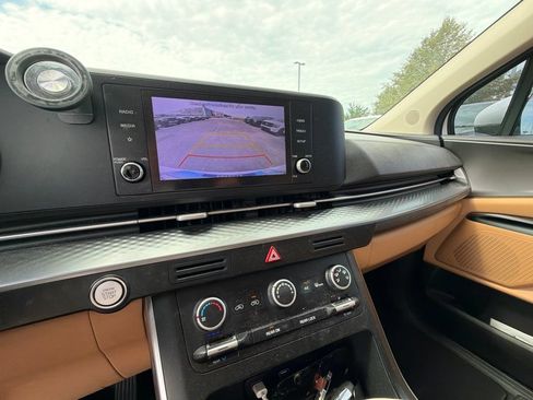 Used 2022 Kia Carnival LX FWD image 9