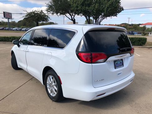 Used 2021 Chrysler Voyager LX image 8