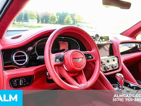 Used 2023 Bentley Bentayga image 24