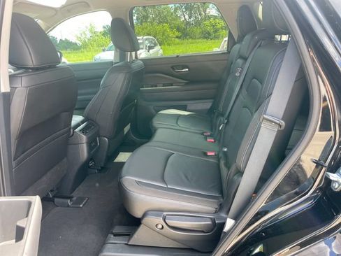Used 2025 Nissan Pathfinder SL AWD/4WD image 31
