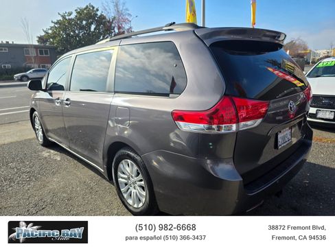 Used 2013 Toyota Sienna XLE image 5