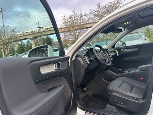Used 2025 Volvo XC40 B5 Core w/ Climate Package image 20