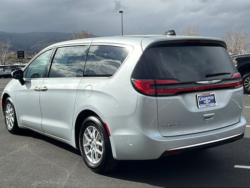 Used 2023 Chrysler Pacifica Touring image 7