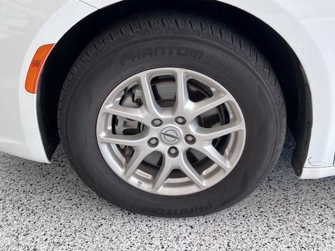 Used 2024 Chrysler Pacifica Touring-L FWD image 17