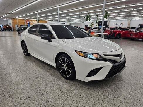 Used 2020 Toyota Camry SE FWD image 3