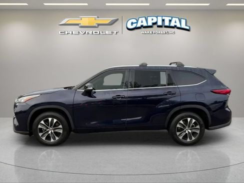 Used 2020 Toyota Highlander XLE FWD image 2