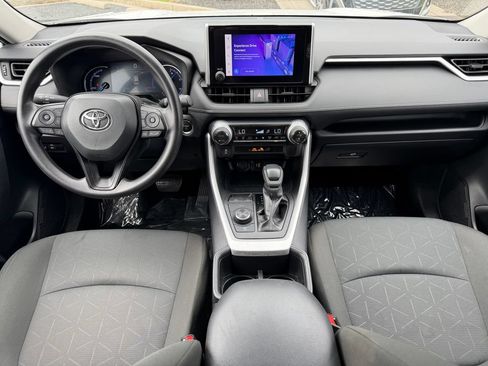 Used 2025 Toyota RAV4 XLE AWD/4WD image 2