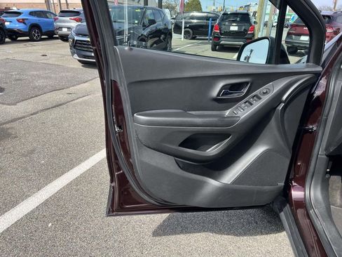 Used 2021 Chevrolet Trax LT w/ LT Convenience Package AWD/4WD image 15