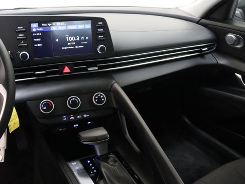 Used 2025 Hyundai Elantra SE image 15