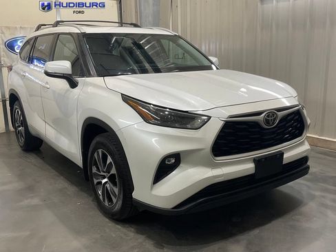 Used 2023 Toyota Highlander XLE AWD/4WD image 1