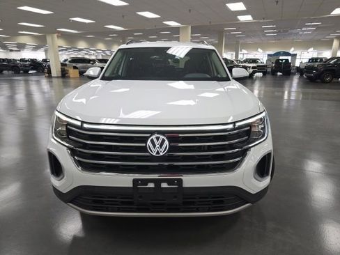Used 2025 Volkswagen Atlas SE FWD image 2