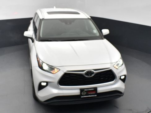 Used 2022 Toyota Highlander XLE image 18