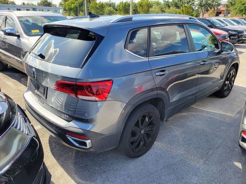 Used 2022 Volkswagen Taos SE FWD image 3