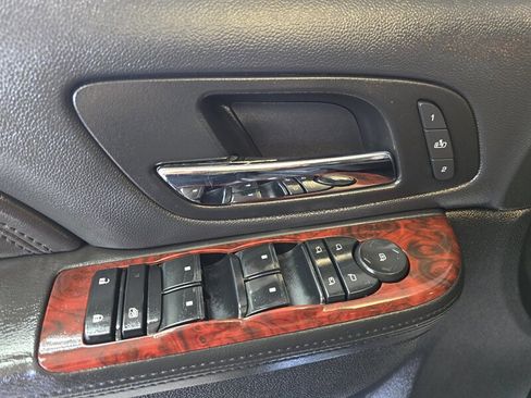 Used 2011 Cadillac Escalade ESV Luxury image 29