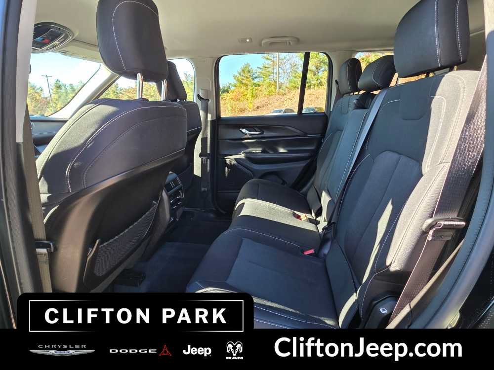 Used 2023 Jeep Grand Cherokee Laredo AWD/4WD image 13