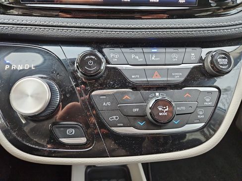 Used 2024 Chrysler Pacifica Touring-L image 28