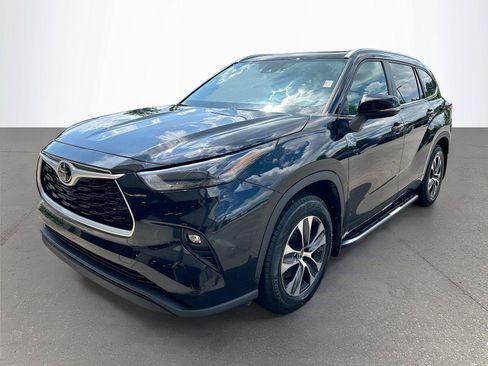 Used 2024 Toyota Highlander XLE FWD image 8